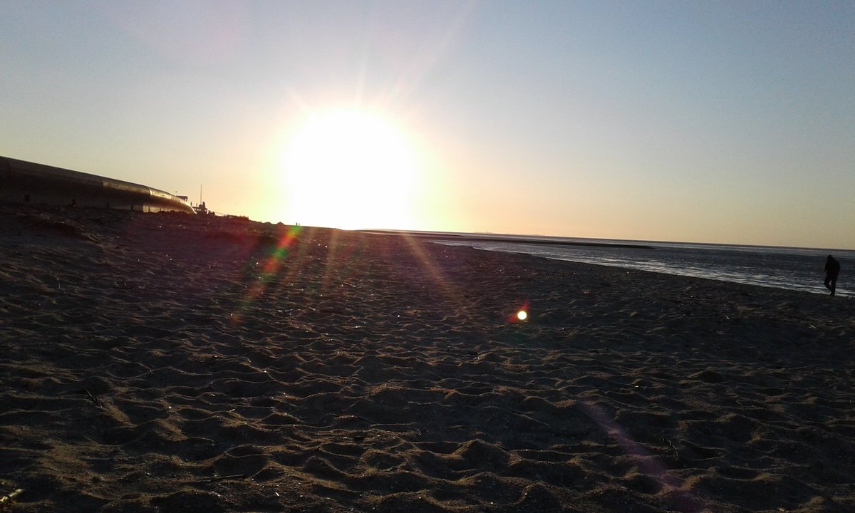 Nachdem die Funaten vor ner halben Stunde gegangen sind machen wir auch mal einen kirzen Abstecher zum Frühstück. Haben gehört hier soll nachher noch ein Ultimate Frisbee Turnier stattfinden...
#Goldstrand12