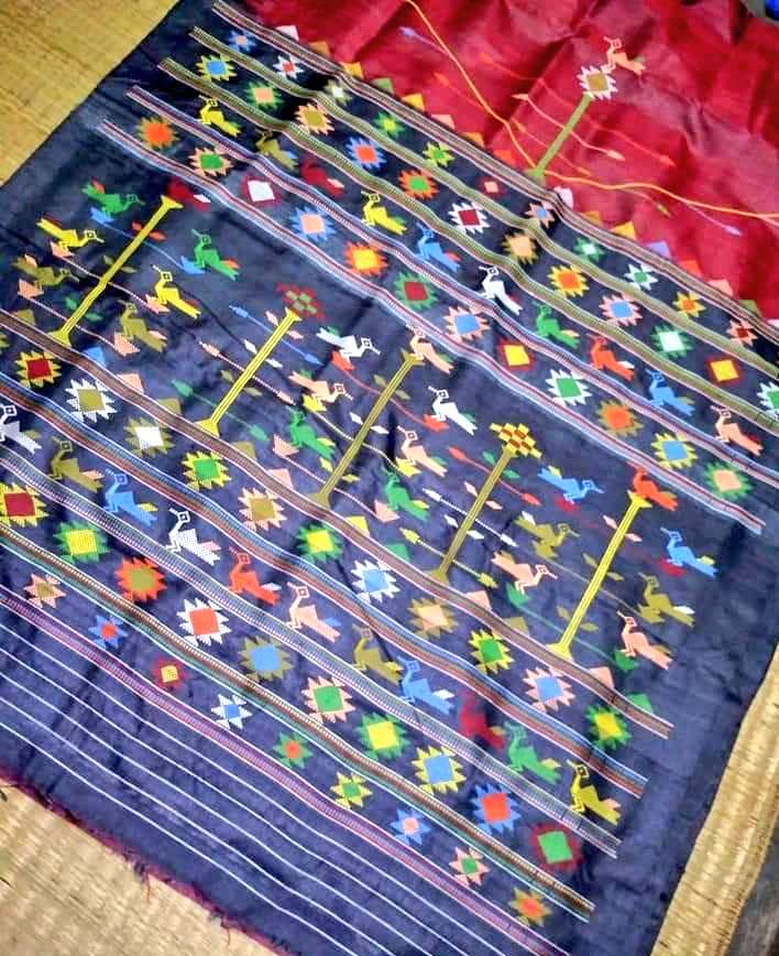 VAdkri's tweet photo. ବୋମକେଇ ଶାଢ଼ୀ
Bomkei saree
Bomkei is small village of Ganjam , which is well known for traditional pit loom .These are rare original weaves woven in ganjam. The special muktapunji boarder with parrot, peacock ,trees and flowers in aanchal
#Ganjam #Artisant #Saree #Handloom #Odisha https://t.co/Up7er8yalf