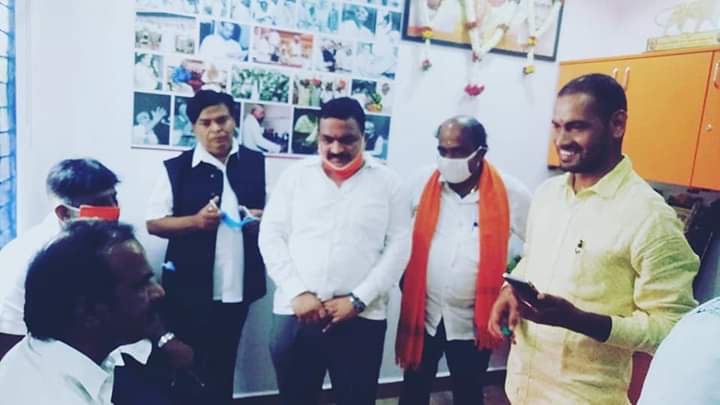 VinodakumarS's tweet photo. ಬೆಂಗಳೂರಿನ ಮಹಾಲಕ್ಷ್ಮಿ ಲೇಔಟ್ ವಿಧಾನಸಭಾ ಕ್ಷೇತ್ರದ ಶಂಕರಮಠ ವಾರ್ಡ್ ನ "ಆಟಲ್ ಸೇವ ಕೆಂದ್ರ" ಉದ್ಘಾಟನೆಯ ಕಾರ್ಯಕ್ರಮದಲ್ಲಿ ರಾಜ್ಯ ಬಿಜೆಪಿ ಪ್ರಧಾನ ಕಾರ್ಯದರ್ಶಿ ಮತ್ತು ವಿಧಾನಪರಿಷತ್ ಸದಸ್ಯರಾದ ಶ್ರೀ ಎನ್. ರವಿಕುಮಾರ್ ಜಿ ರವರು.
ಜನಸೇವಾ ಕೇಂದ್ರ ವೀಕ್ಷಿಸಿ ಮುಖಂಡರ ಜೊತೆ ಮಾತನಾಡುತ್ತಿರುವುದು.
#AtalSevaKendra #ShankarMath #ASK https://t.co/57HWqqs8pi