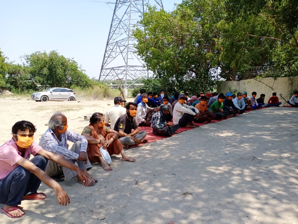 vibhor_anand's tweet photo. The #SaffronMasks and Sanitizers distributed to people yesterday.. you can help us by contributing the cost of one Mask and one Sanitizer bottle.. The cost is just Rs 4 per Mask and Rs 11 for the Sanitizer Bottle. Account details in below tweet... https://t.co/FmLmdaOtSE