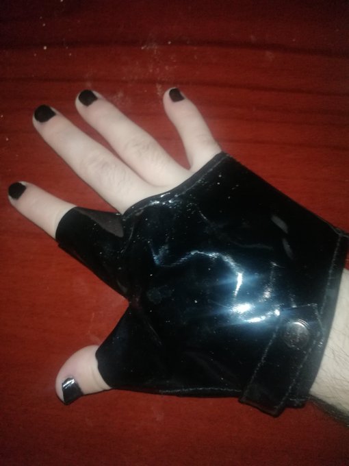 Did my nails, I like black polish 🖤 https://t.co/33afmFN3Rc<a href="/tag/queerantine"class="tags"><span>#queerantine</span></a>