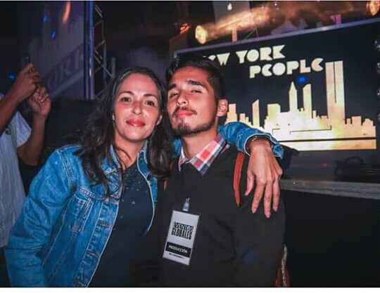 LapentaFernando's tweet photo. El motín que ocurrió en la cárcel de Guanare ocasionó paro total del transporte indefinidamente y me imposibilita regresar a San Juan a ver a mi madre en su día, siendo ésta la primera vez que no lo paso con ella. Y fué inevitable pensar que nada está asegurado... https://t.co/V5gu8I3toI