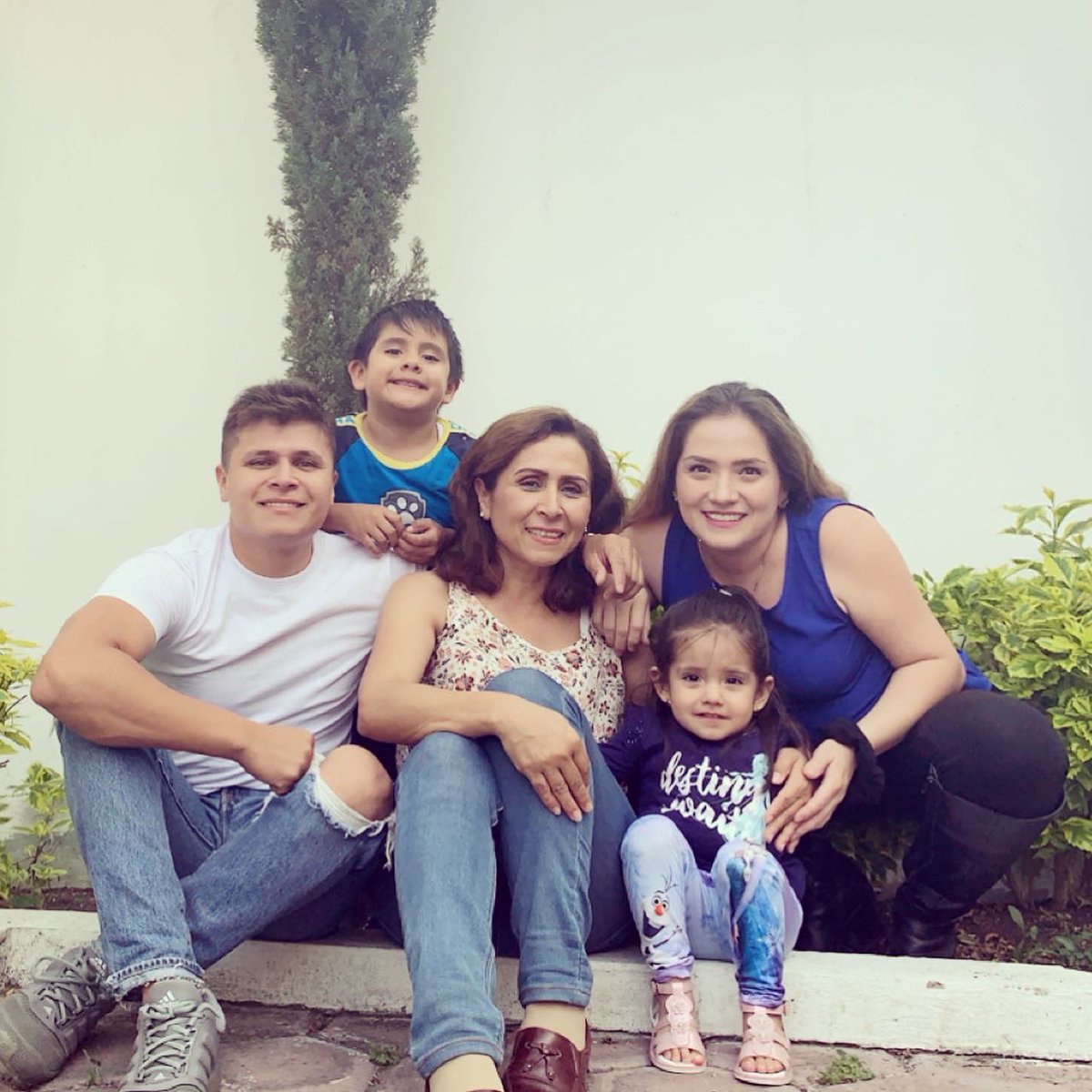 iria_gf2's tweet photo. Siempre caminando juntos. Y las nuevas fronteras a cumplir, son las bendiciones de Dios. Hemos saboreado los días, los hay buenos y malos, pero lo mejor es que siempre vamos a estar juntos, el uno para el otro. #family #brother #masexitos #felices #orgullo #losamo #son&amp;daughter https://t.co/uZ3pN12eyD