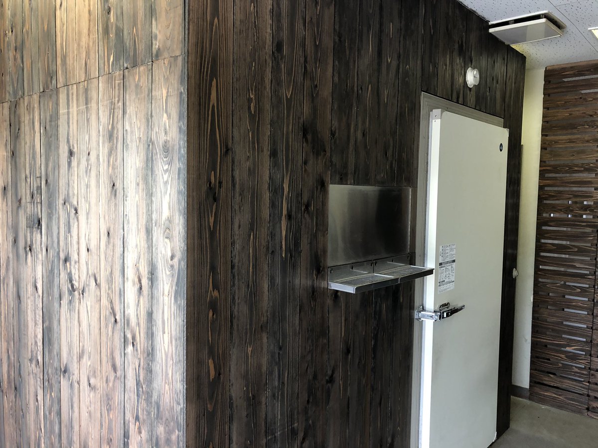 103bakushu's tweet photo. 新工場の壁を塗りました。
#クラフトビール
#タップルーム
#リフォーム
#DIY https://t.co/lwRJNq7LMz