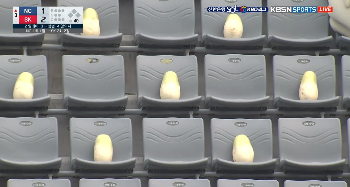 진짜 무관중인데 심지어 거리두기로 떨어져 앉음