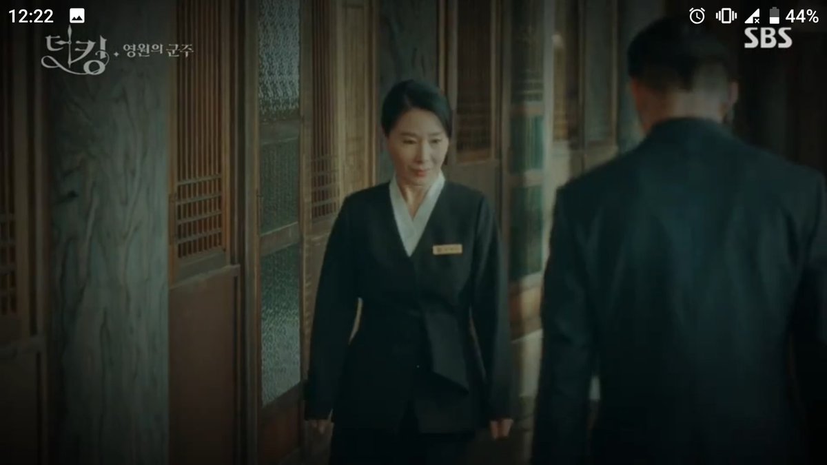  #TheKingEternalMonarch Episode 10 Akhirnya Kita tahu sebagian tentang hidup Kang Shinjae. Nama aslinya Kang Hyeonmin, ibunya pelayan istana, dan teori soal dia yang memata2i Pyeha, terbukti benar. Next question : siapa dia sebenarnya?