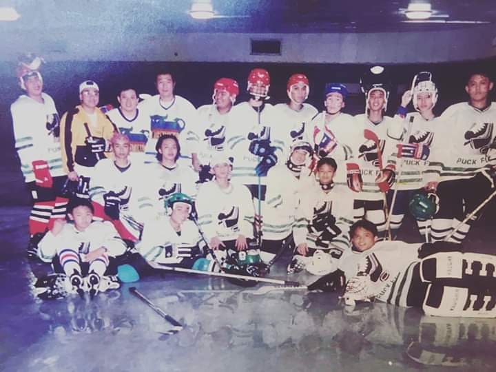 Phockeypioneers's tweet photo. This crew dominated the Philippines between the 4 rinks during 1998.

Eventually this team went to Hongkong for Nortel's 5 Asian Division.

Lead by Coach Oggie Benitez.

#StaLuciaSaints
#PuckFun
#PhilippineHockeyPioneers
#NinetiesHockeyPH https://t.co/ZjEK47xsOT