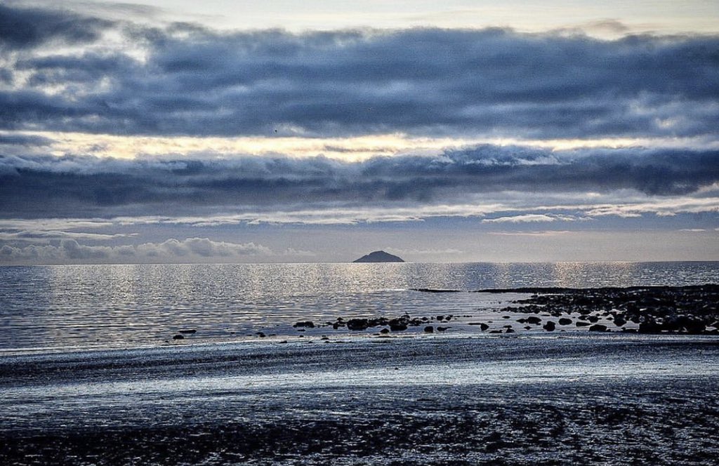 TheAuldBank's tweet photo. If you are planning your post #lockdown golfing calendar why not visit Ayrshire. There are so many beautiful courses nearby us #golf #golftrip #ayrshirecoast #royaltroon #golferaccommodation #scotland https://t.co/bZ8INgisps