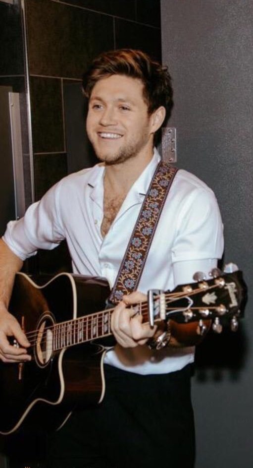 A thread of Niall Horan smiling but his smile gets bigger as you keep scrolling 