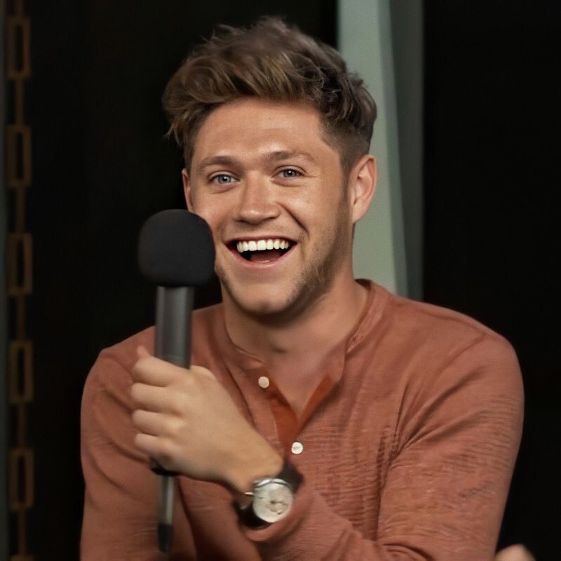 A thread of Niall Horan smiling but his smile gets bigger as you keep scrolling 