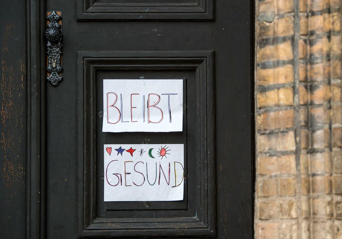 stadtleben's tweet photo. #13 Geflügeltes Wort: „Bleib gesund“ ist das neue Tschüssikowski, Bye, Ciao und Adé. 
Hier finden Sie #100Dinge, die sich im #Berliner Alltag durch das #Coronavirus verändert haben. 
https://t.co/wVF2vGbS42 https://t.co/iYWK5BSUyL