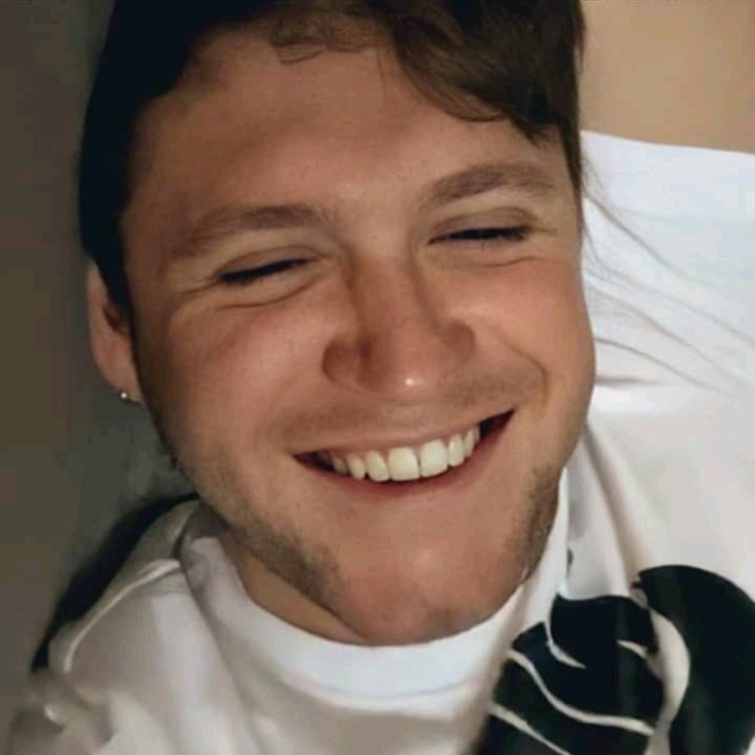 A thread of Niall Horan smiling but his smile gets bigger as you keep scrolling 