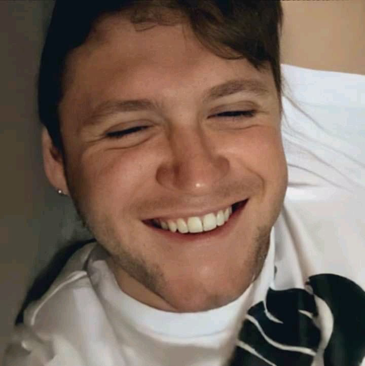 A thread of Niall Horan smiling but his smile gets bigger as you keep scrolling 