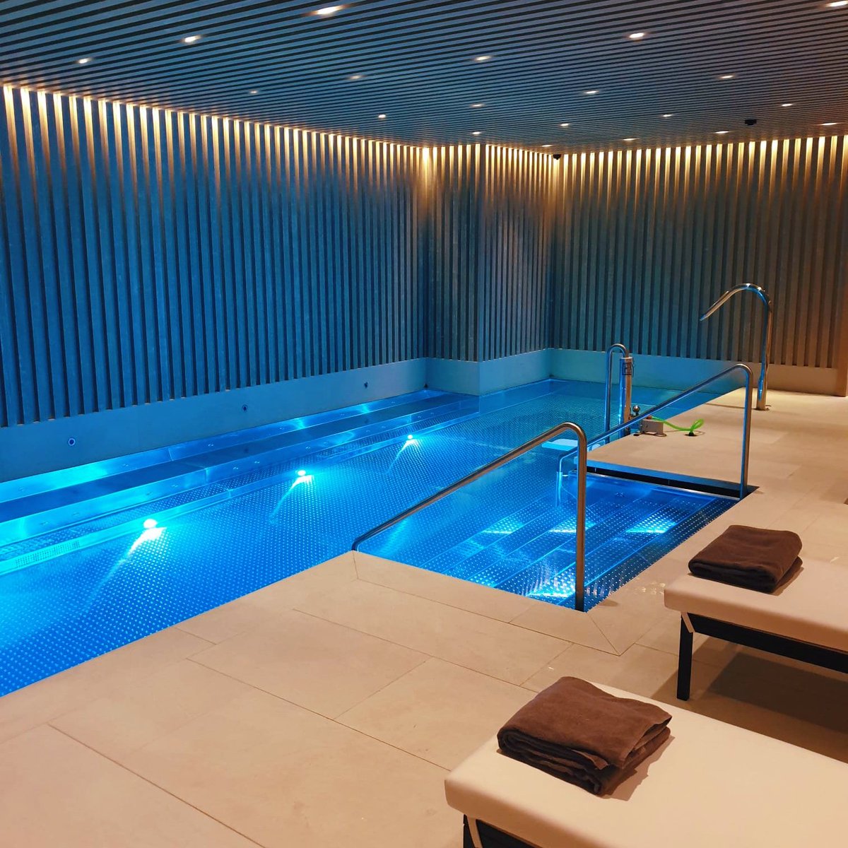 HOTEL REVIEW - <a href="/nnhotels/">Núñez i Navarro Hotels</a> Seventy Barcelona is pristine, yet cosy and it is most definitely pretty on the eyes. Art references surround the fireplace at the front, as does the fully stacked grand bookshelves.

Read the review here bit.ly/3bz45UE