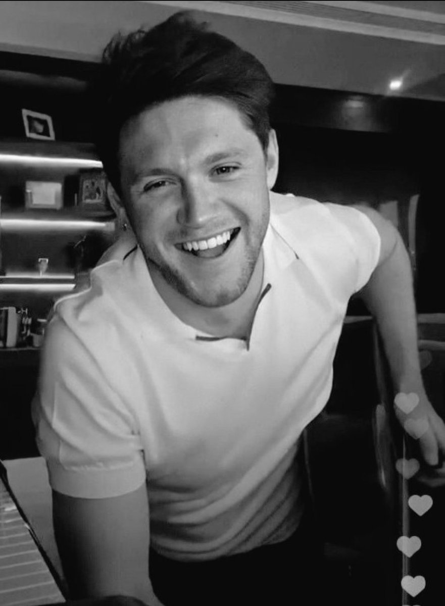 A thread of Niall Horan smiling but his smile gets bigger as you keep scrolling 