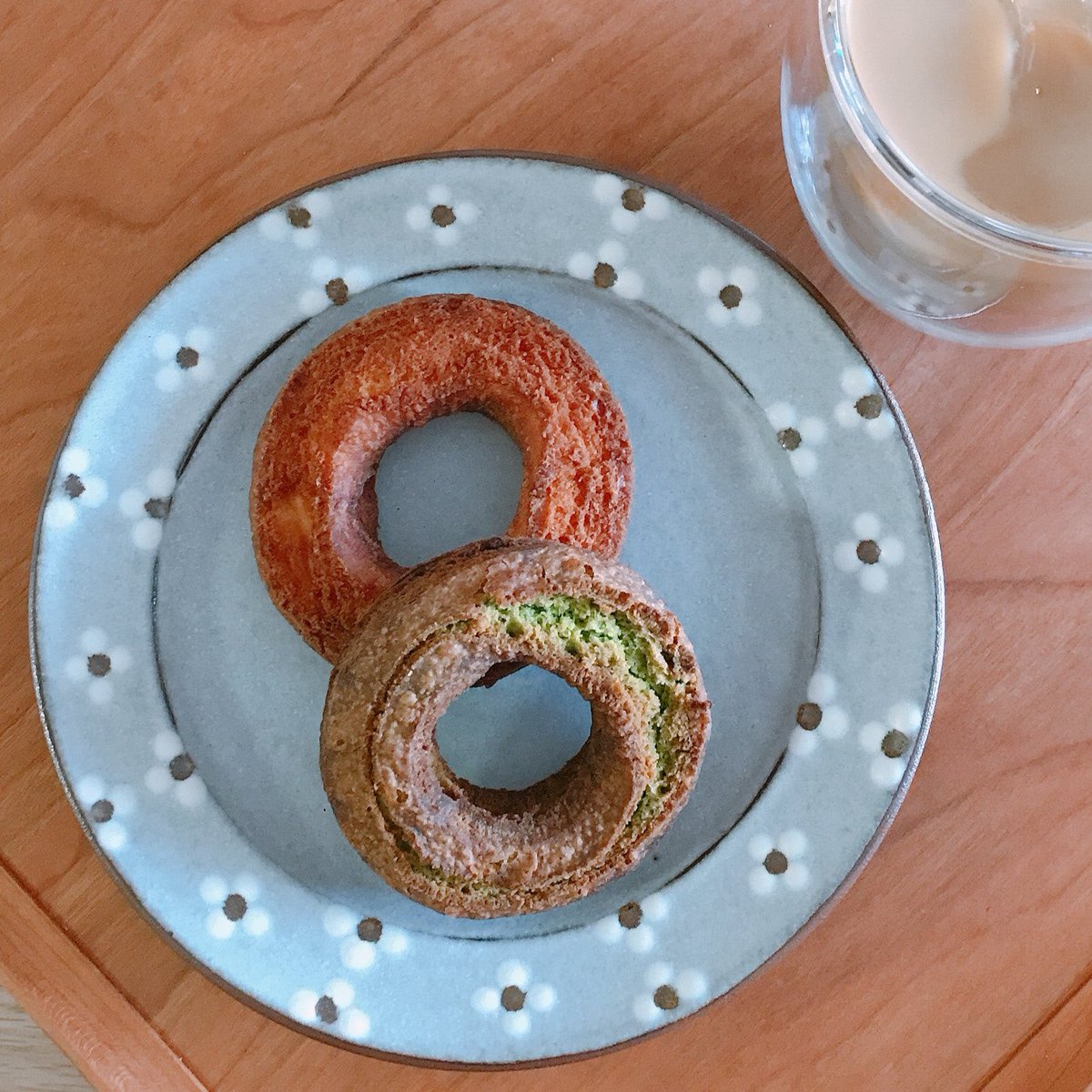 AUpstairs's tweet photo. 今日のおやつはオールドファッション風ドーナツ🍩プレーンと抹茶。抹茶は気持ち多めに入れて濃厚な抹茶味。そろそろあったかくなってきてアイスのカフェラテと。
#stayhome #育児の合間 #コッタ #twitter製菓部 #ストレス発散 #オールドファッション #ミスド行きたい https://t.co/qdb9cEJZAP