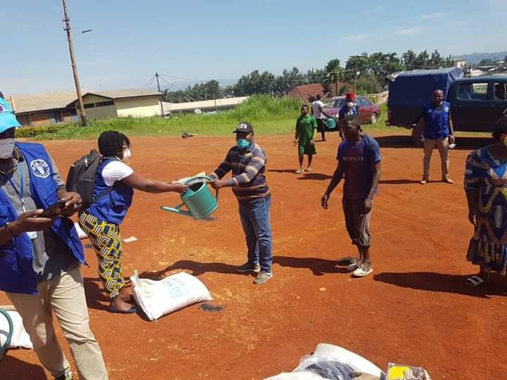 Caritas_Bamenda's tweet photo. In a quest to build resilience, Caritas Bamenda with @FAOAfrica has been supporting IDPs and vulnerable host Households with agricultural inputs, which has helped beneficiaries to engage in sustainable income generating agricultural activities.

#BringingHopetotheVulnerable https://t.co/DYQn2hnJIg
