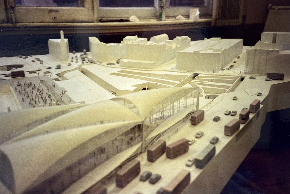 When there were no visitors we popped next door for a look. These photos were taken in December 1992. They show KX with the main station removed to reveal the new subterranean platforms. Note that the new concourse between KX and StP meant demolition of GN Hotel.(3/4)