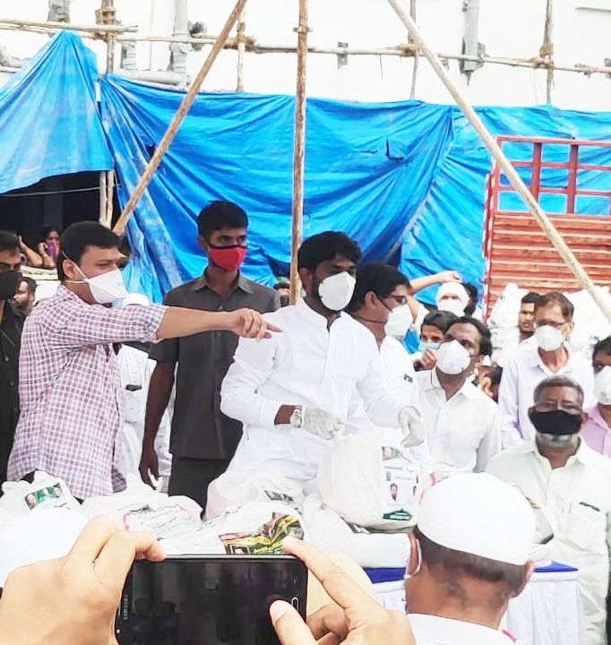 MohdRashedFaraz's tweet photo. AIMIM Floor Leader Janab @imAkbarOwaisi Sahab with kausar Mohiuddin Sb, Shaikpet Corporator @MohdRashedFaraz &amp; #Rahmatullah #Tayyab Sahab Distributed #1200 Ration kits at Fatima Nagar Under Shaikpet Division to help the #lockdown affected  people . 

@asadowaisi @aimim_national https://t.co/xhrMzSuJEK
