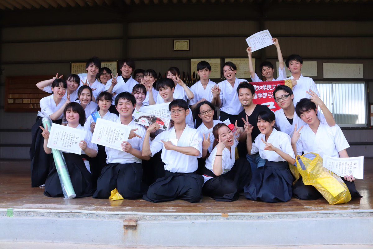 愛知学院大学歯学部弓道部 弓道 部活イベント紹介第5弾 今回は三校戦について紹介します 三校戦とは愛知学院大学 朝日大学 松本歯科大学の三校が2日間に渡って試合を行うものです 優勝チームにはobの先生からの景品も用意されてます 愛知学院 愛知学院大学歯学部弓道部 弓道 部活イベント紹介第5弾 今回は三校戦について紹介します 三校戦とは愛知学院大学 朝日大学 松本歯科大学の三校が2日間に渡って試合を行うものです 優勝チームにはobの先生からの景品も用意されてます 愛知学院