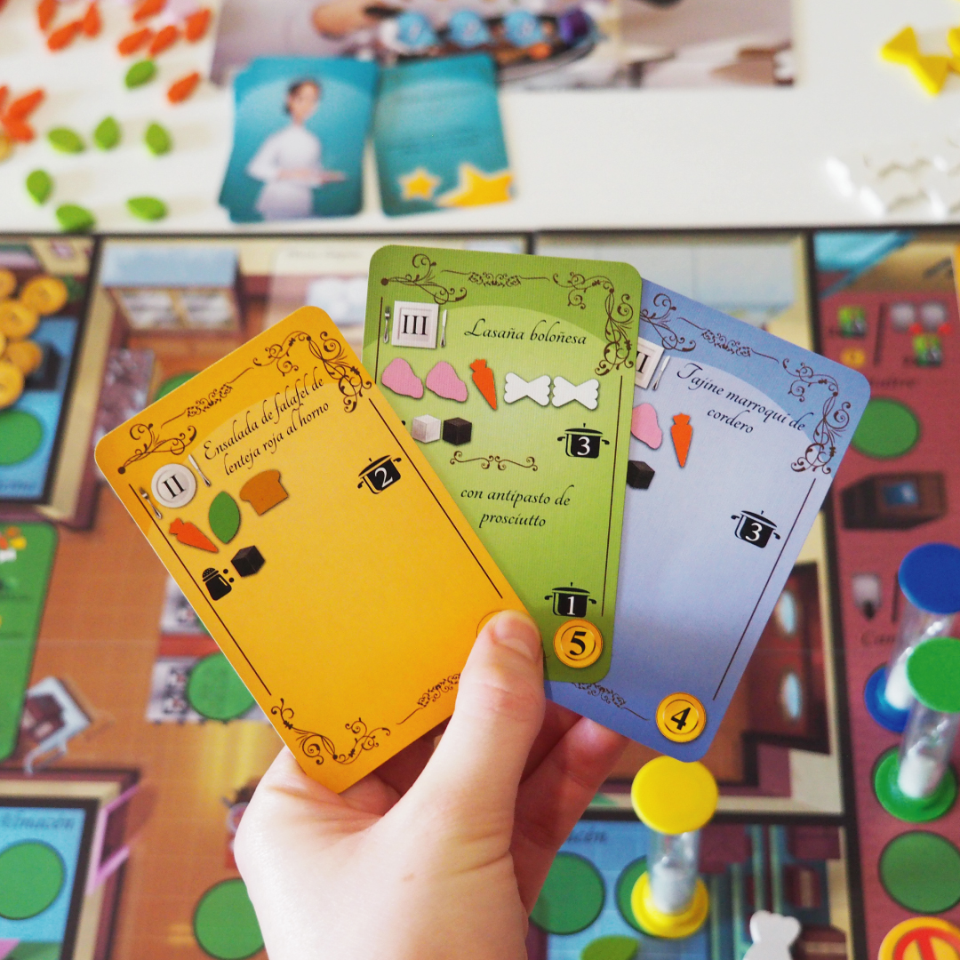 DonMeeple's tweet image. #KitchenRush es un juego de mesa cooperativo, caótico y frenético 😱🏃‍♀️🏃 al que no podemos jugar sentados. Con relojes de arena ⌛⏳ como trabajadores, en esta cocina el tiempo vuela... 🍴🧑‍🍳⏱ @MasQueOca