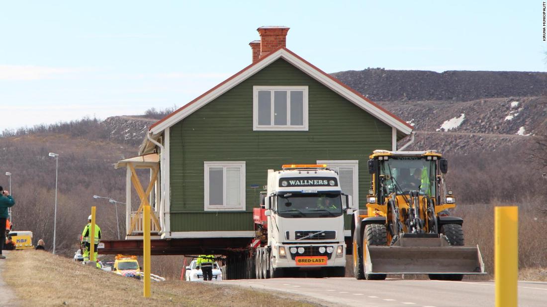 Just reminded by  @UrbanFoxxxx that Kiruna in Sweden is being moved at the ciost of a billion dollars, paid for by the Iron Ore company whose mine is undermining the city. Most being demolished, but some rolled elsewhere. https://www.nytimes.com/2016/05/21/world/europe/kiruna-sweden-move-arctic-circle.html