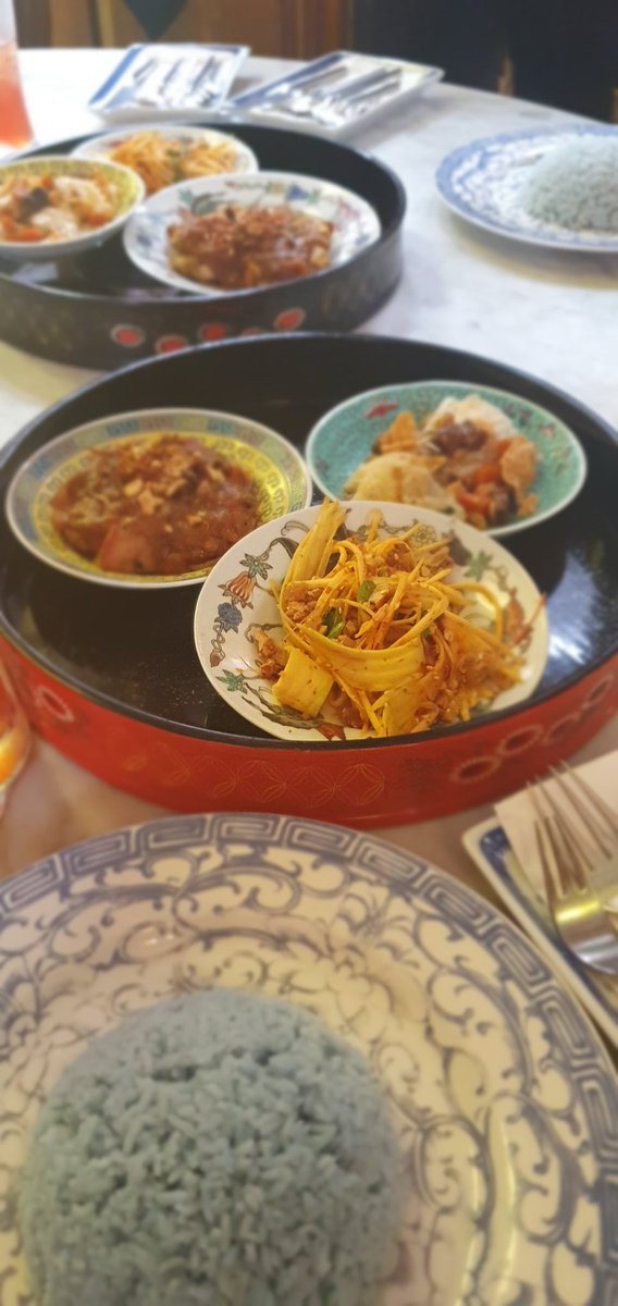 Trayset's tweet photo. Out for lunch friends for the first time in 8 weeks. Fab #seventerraces #penang #nyonya food. #foodie https://t.co/Ehvn5htrNP
