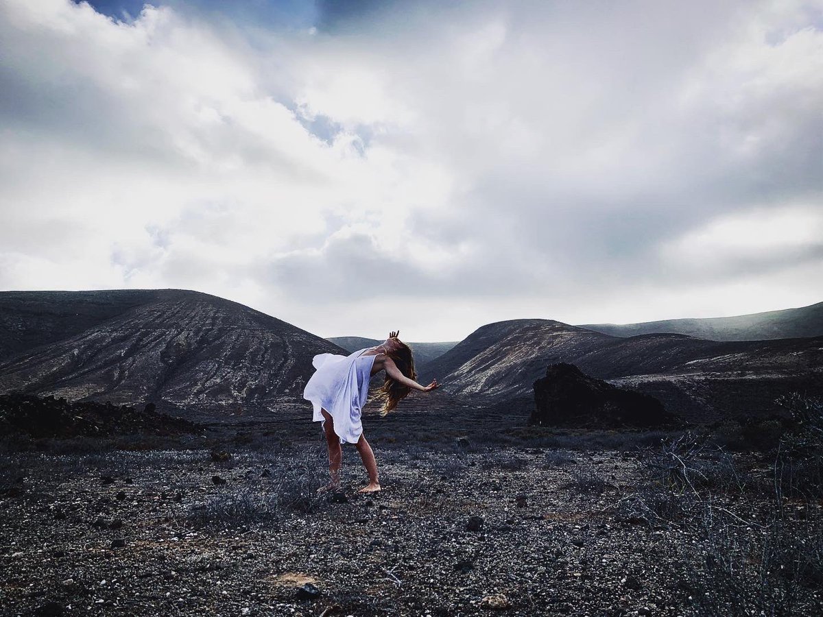 art_in_space's tweet photo. Merci #comunicart pour ce bel échange sur mon travail de #danseuse en milieux #sauvages et/ou #confinés 🩰🤍
.
Travail que je mène avec l’artiste @PaulMarlier, avec les agences @CNES - @esa et divers scientifiques du @CNRS
.
Interview à lire par ici 👉 https://t.co/eV2BKOJFcf https://t.co/WLj07cvWbN