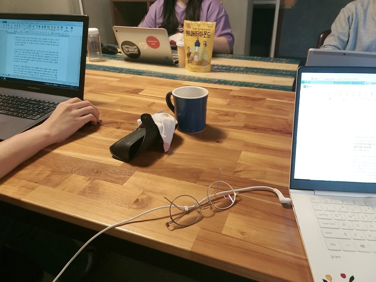 5.16일 토요일 글쓰기모임

일단 오면 뭐라도 써지는 모임!!✍✍✍
글 제목만 공유합니다.❤ .
.
숫자로만 호명되는 사람들이 있다
누가 기침소리를 내었는가
산에서 내려오기
우리는 언젠가 죽는다

다음 모임은 <2020 젊은 작가상 수상집>을 읽고 모여요~~~~!