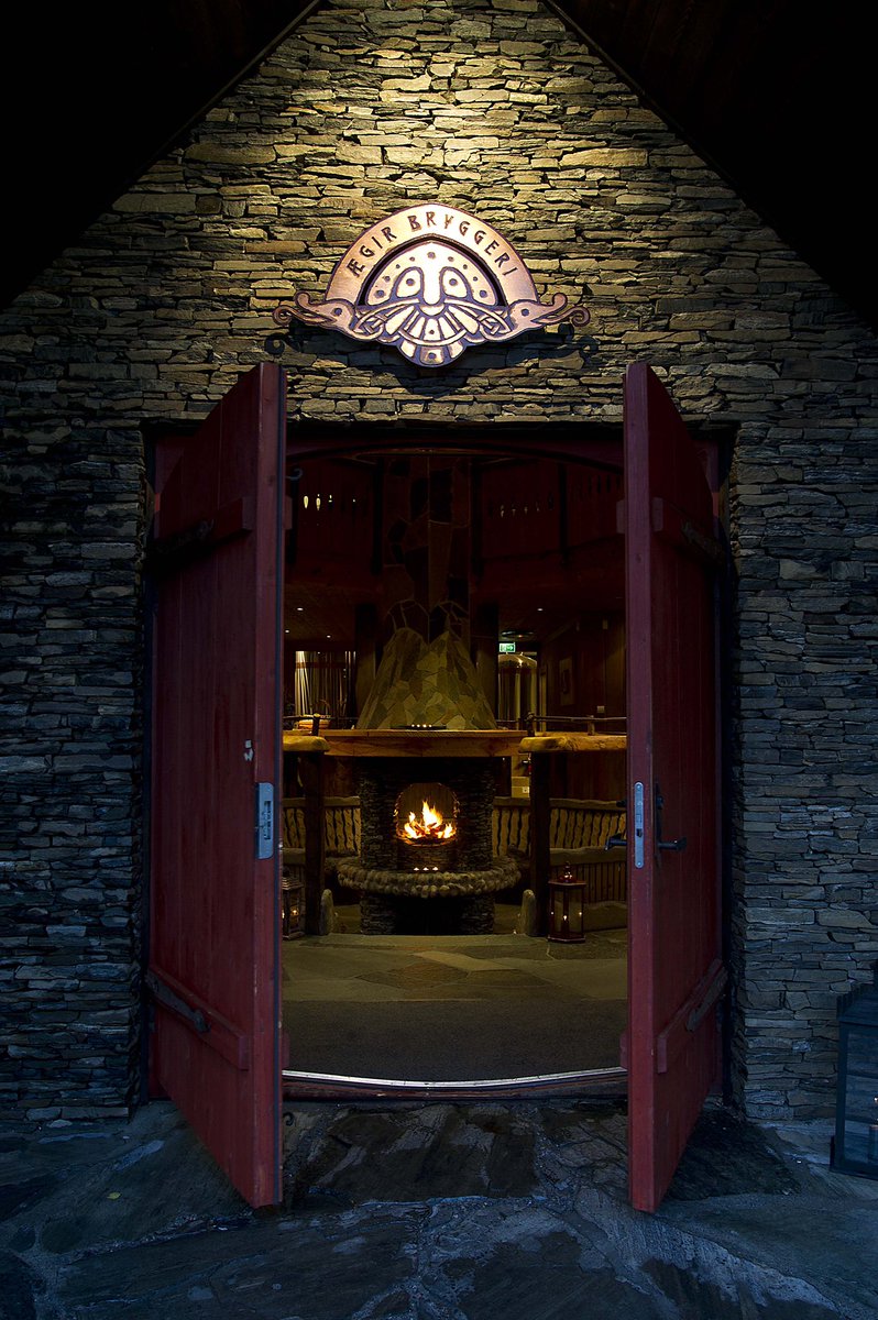 Gratulera med dagen, Noreg! Me håpar alle har det bra og får ein nydeleg nasjonaldag 🇳🇴 Kan informerere om at me sakte men sikkert opnar Flåm igjen, og puben held ope fredagar og laurdagar framover ❤️ #constitutiondaynorway