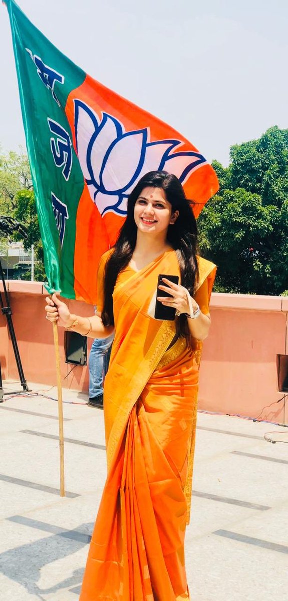 iSinghApurva's tweet photo. कांग्रेस, सपा समर्थकों ने मेरी इस BJP के झंडे वाले फ़ोटो को एडिट करा और बदनाम करने की कोशिश करी। उन्हें क्या लगता है कि हम डर जाएंगे और चुप हो जाएंगे? ये जीवन @BJP4India को समर्पित।
#JusticeForApurva

 #NewProfilePic https://t.co/vQdqjv8ls7