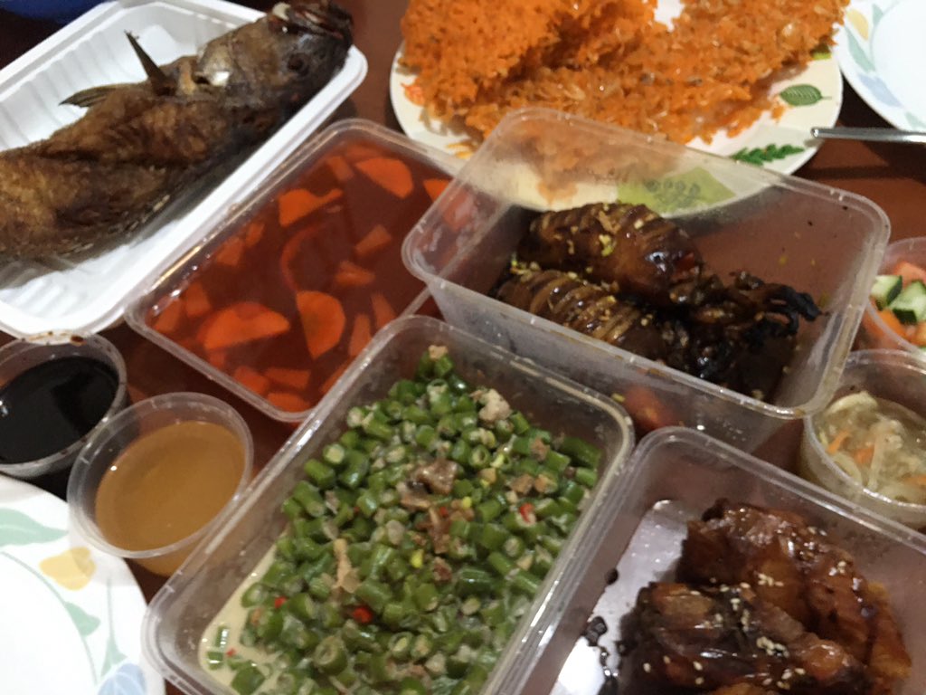 Just_BEL15VE's tweet photo. 20% off on food items, 30% off on deli products. Real deal. 🙌🏼 Order na sa @conchasgarden 😊
• Sweet & Sour Lapu Lapu • Inihaw na Pusit • Gising Gising • Kamote Turon • Okoy • 🤘🏼
#weeklyfix #lunch https://t.co/eLo7TGrguQ