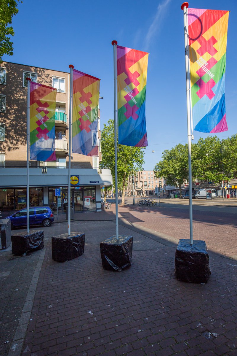 amsterdampride's tweet photo. Vandaag is het internationale dag tegen homofobie en transfobie. Helaas hebben we daar in Nederland ook nog steeds mee te maken. Reden voor Pride Amsterdam om vandaag banieren te plaatsen op de plek waar afgelopen maand een homo koppel tot twee keer toe is lastig gevallen #IDAHOT https://t.co/UsRHVa1Ktd