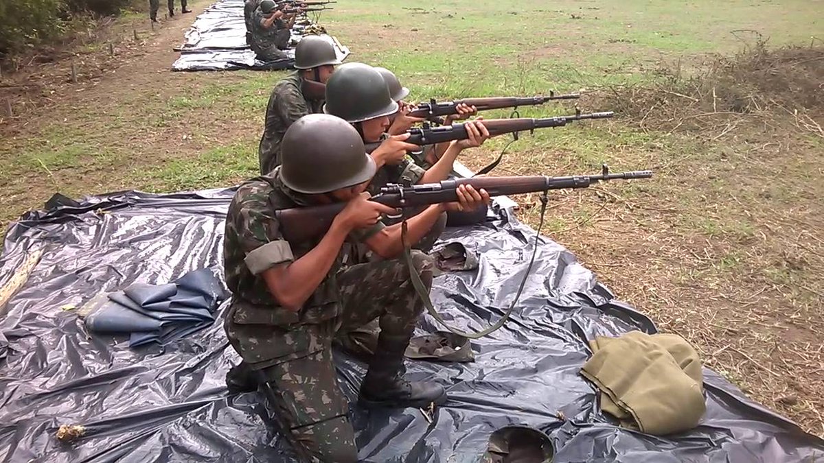 ブラジルって儀仗用だけじゃなく訓練用にもモーゼル系のボルトアクション小銃を使ってるのか！7.62mm小銃M968という銃で7.62mmNATO弾を使用可能。ブラジル軍の使用弾薬の変更に伴いそれ以前に使用されていた30-06弾使用のM949を改修した代物だそうな。Gew98の子孫たちはまだまだ元気そうです