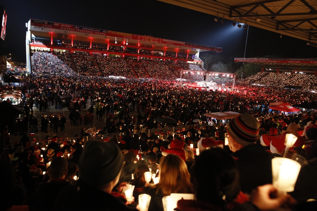 W – Weihnachtssingen (Christmas Carols) – In 2003, a group of 89 fans needed some cheering up due to some poor results. They climbed over the gates and began to sing carols on the terraces. Every year on December 23 at 19:00, we gather to do the same thing. #fcunion