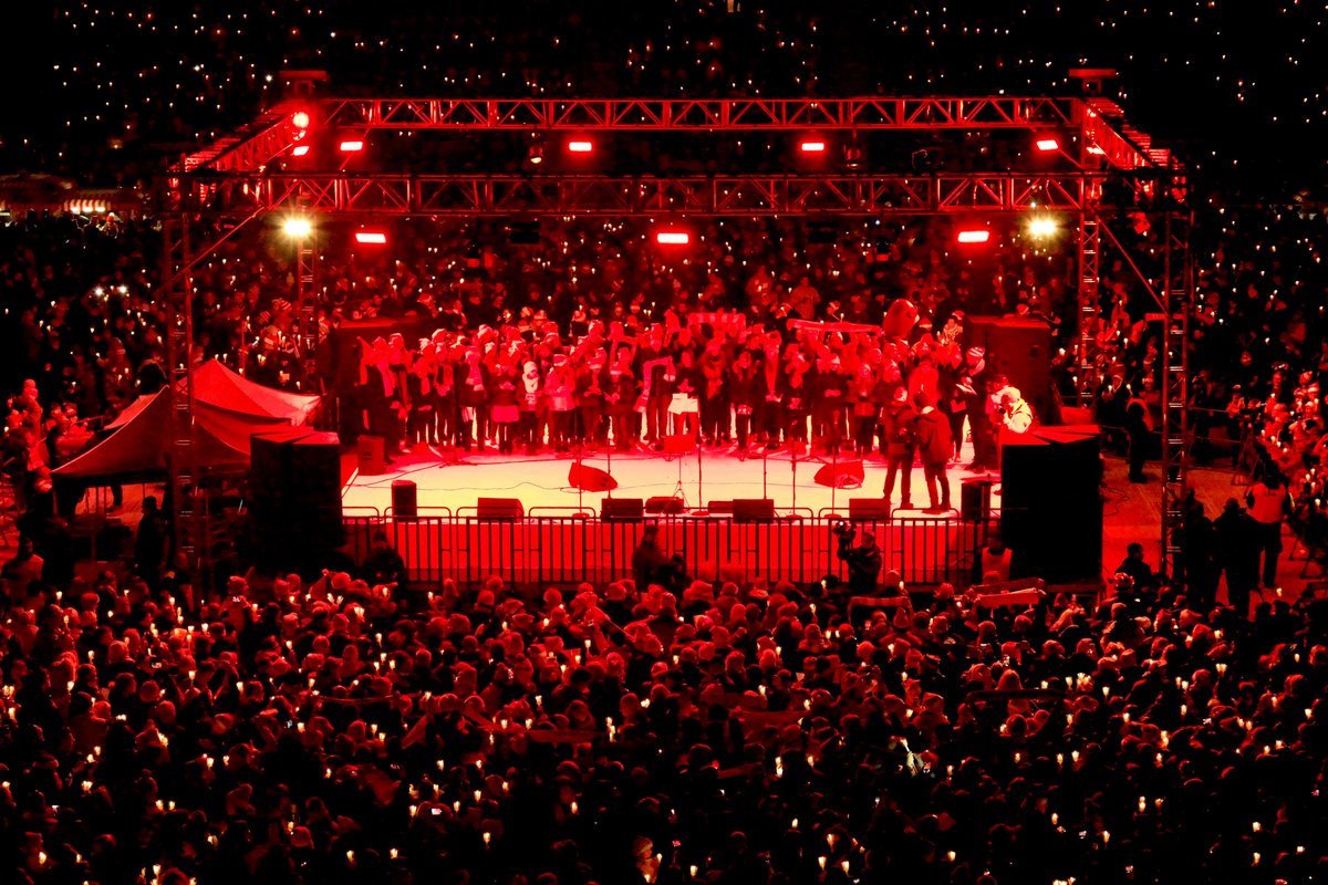 W – Weihnachtssingen (Christmas Carols) – In 2003, a group of 89 fans needed some cheering up due to some poor results. They climbed over the gates and began to sing carols on the terraces. Every year on December 23 at 19:00, we gather to do the same thing. #fcunion