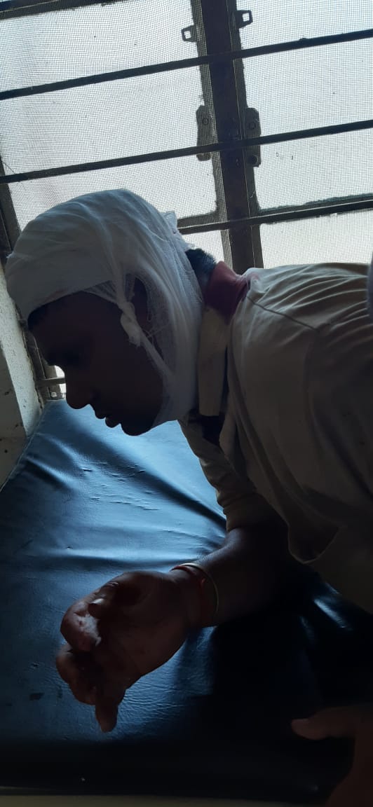 TetPrasad's tweet photo. गया जिले के इमामगंज प्रखंड मे कोरोन्टाईन सेन्टर पर प्रवासीयों द्वारा शिक्षको पर हमला कर घायल कर दिया गया
आत्मा भी मर गयी है क्या c.m साहब जमीर के साथ साथ
न तो सुरक्षा
न सुरक्षा उपकरण
न बीमा
न भत्ता
क्या इसी लायक है कोरोना वारियर्स
@CMNitishKumar
@yadavtejashwi 
@pappuyadavjapl https://t.co/MJEaDu1efG