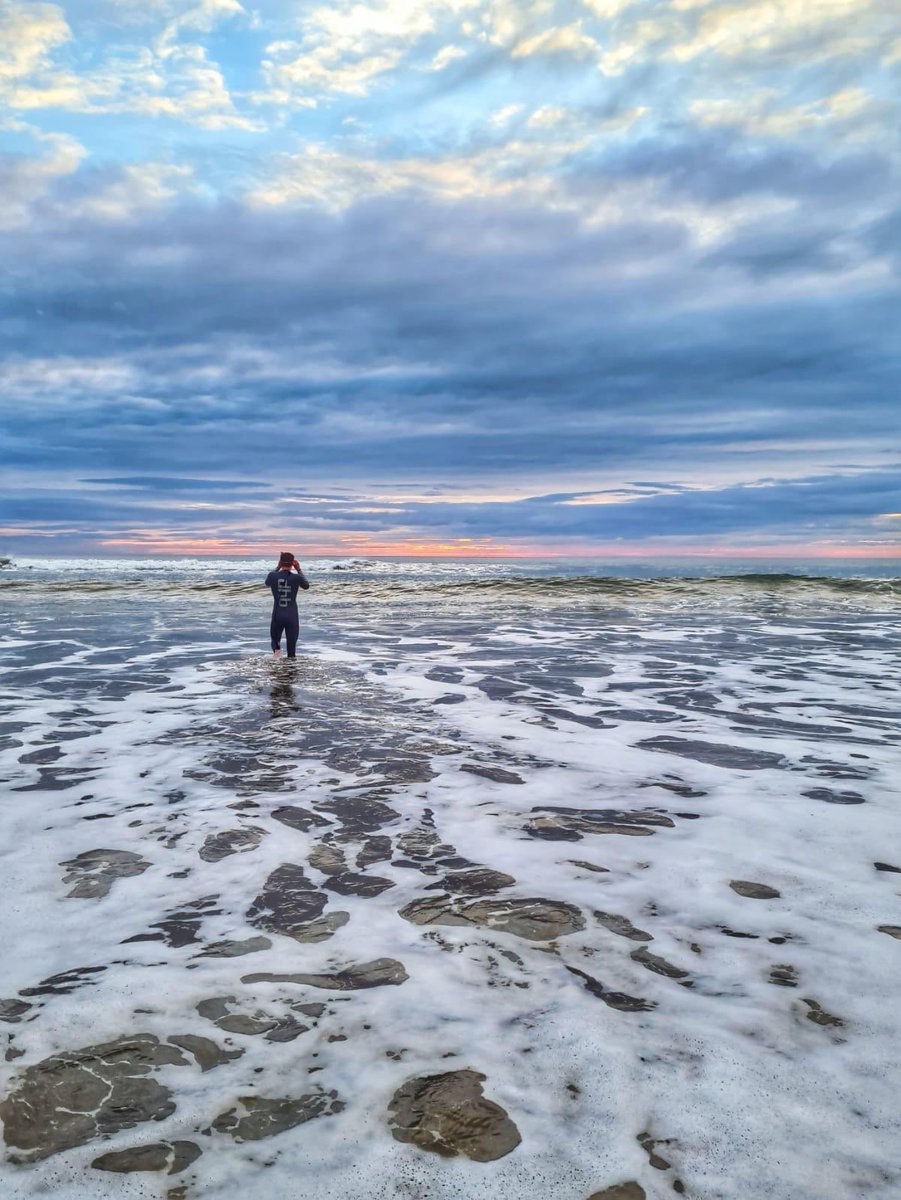 lyndamills's tweet photo. Isn’t  this a refreshing start to the day @itvweather @Hudsonweather  #sunrise #northbay #Scarborough @SwimNowUK @GarethLMills #triathlon https://t.co/Tf8l5l5q3Y