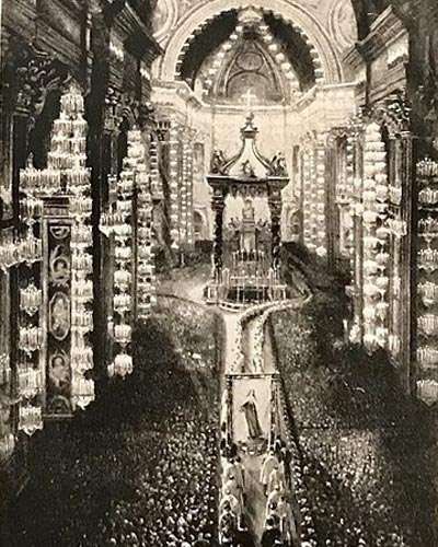 ocdcuria's tweet photo. 17 maggio 1925. Canonizzazione di Santa Teresa di Gesù Bambino! https://t.co/r6RBjtOuRj