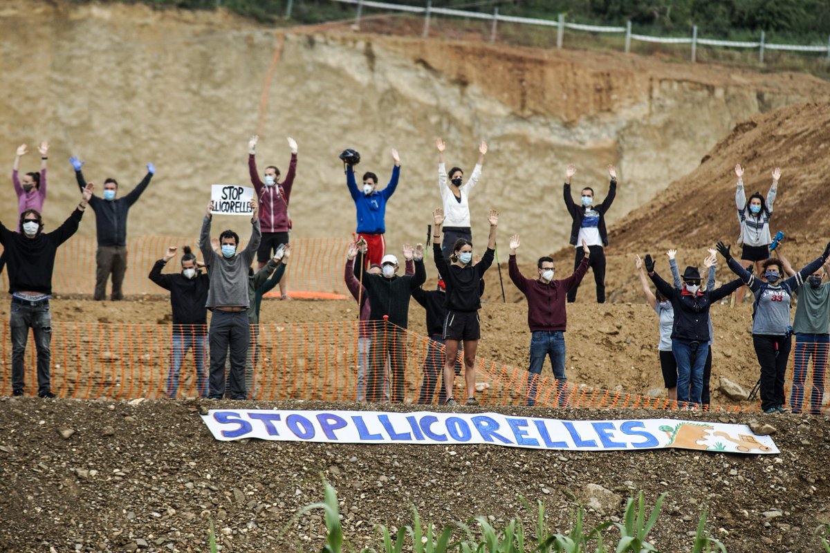 🛑Aquest matí, primera manifestació confinada 😷 contra el macropolígon de Les Llicorelles! Prou agressions al Parc Natural de Collserola! Reclamem l'aturada immediata d'aquestes obres d'enorme impacte ambiental! 
#STOPLlicorelles #MolinsdeRei