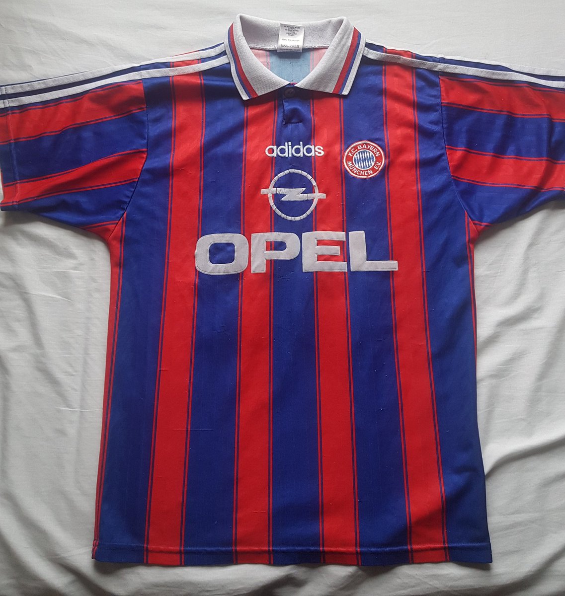 Day 53:Bayern München home, 1995-97.An absolute belter from Die Roten, one of the finest German football shirts of all time. 10/10.  @homeshirts1  @TheKitmanUK