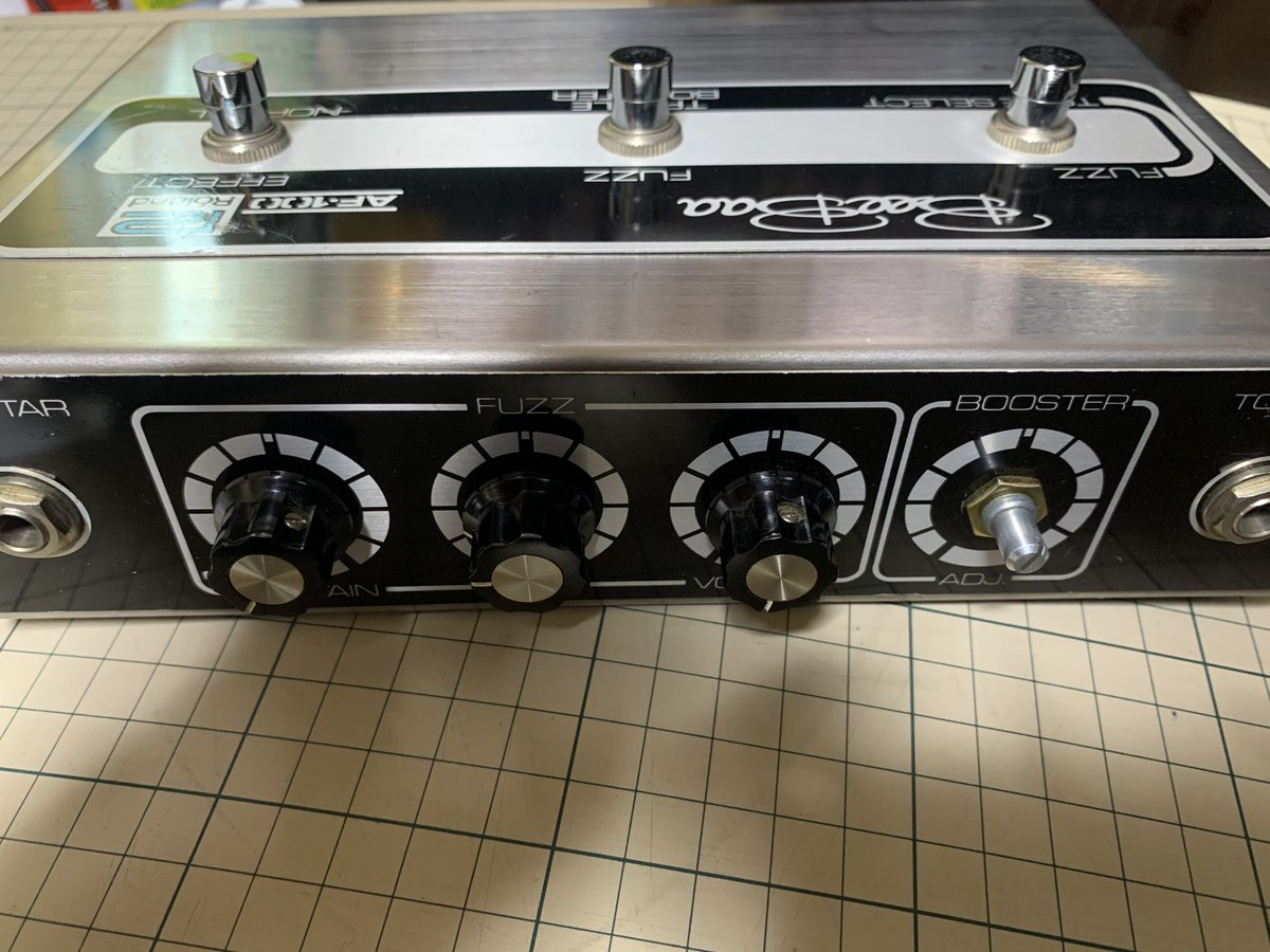 hirock2001's tweet photo. My new gear / ノブが一個欠損だけど、サビや腐食が少なくて非常に状態は良いな。 #FUZZ #BeeBaa #Roland https://t.co/8cNG6Yww3Y