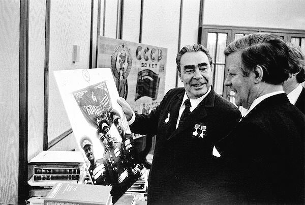 HistoryFoto's tweet image. Генеральный секретарь ЦК КПСС Леонид Брежнев с гордостью показывает канцлеру ФРГ Гельмуту Шмидту свою фотографию на Параде Победы 1945 года в Москве . СССР. Октябрь 1974 г.
