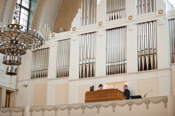 Tänään vietetään Kaatuneiden muistopäivää. Muistamme kaikkia heitä, jotka antoivat henkensä Suomea ja suomalaisia koskettaneissa sodissa. Virsirunoilija Anna-Maija Kaskinen on kirjoittanut sanat Sotaorpojen virteen. evl.fi/documents/1327…