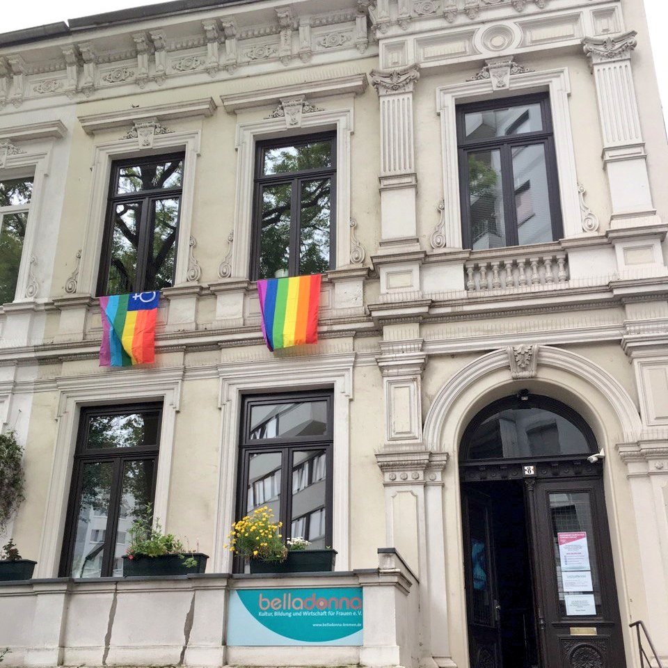 belladonna_HB's tweet photo. #IDAHOBIT2020 Heute ist der ➡️#IDAHOBIT der internationale Tag gegen Homo-, Bi-, Inter- und Transphobie. Auch wir haben Flaggen gehisst.🌈🌈🌈 #Sichtbarkeit #QueeringMemory #queerstory #herstory https://t.co/RvWEN38Iyn