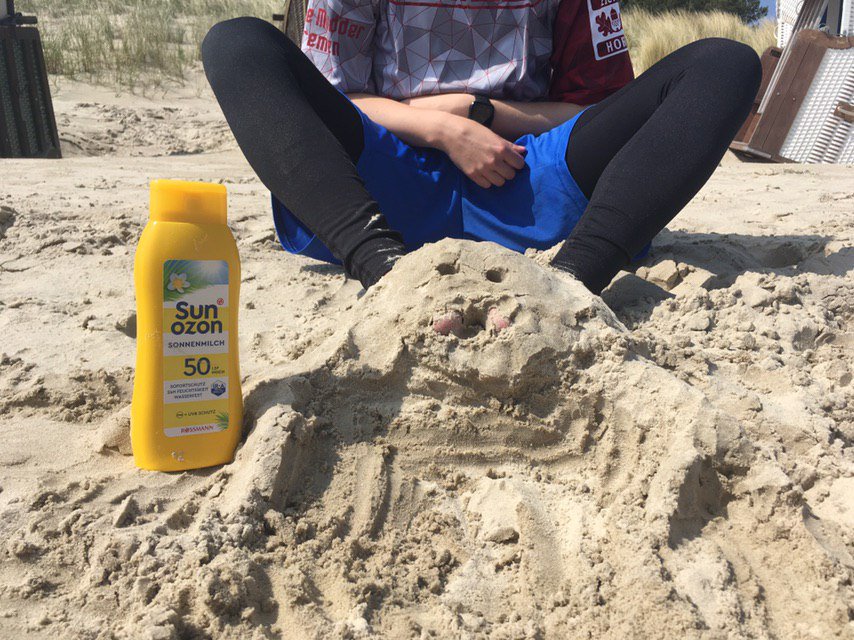 Gilt auch weiterhin, egal ob Hologramm, Reptiloid oder Mensch: Eincremen nicht vergessen! #Goldstrand12