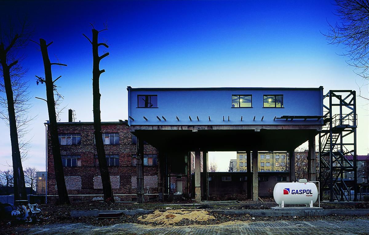 Bolko Loft - bytová jednotka umístěná na 8m vysokých betonových základech bývalé lampárny uhelného dolu.

Budova se tak stala novou vrstvou jednoho z mnoha polských brownfieldů.

Przemo Łukasik / Bytom / Polsko / 2003