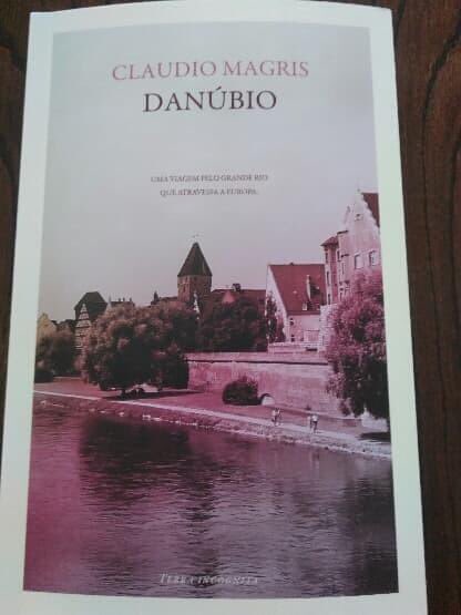 ED_OVT's tweet photo. A convite do @EDIC_OLT, as Bibliotecas Escolares da Escola Básica e Secundária de Salvaterra de Magos apresentam-nos, como sugestão de Leitura, o livro Danúbio de Claudio Magris.
#diadaeuropa #edicolt #9maio #europeday #9deMaio #EuropeDay #DiadaEuropa #leraeuropa #LerAEuropa https://t.co/VOQWSYKWT0