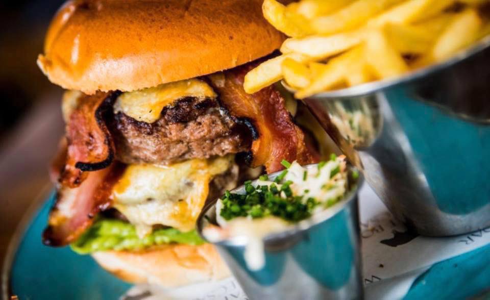 FatBoarWXM's tweet photo. Who wants to win 2 x double burgers with fries, delivered by @shaunpearson5 on Wednesday night for tea?! Just retweet this post letting everyone know we are taking takeaway bookings now at:

https://t.co/dUAz5P2SxD 

And yes next week we are open Weds to Sun 

9pm sun comp closes https://t.co/w9qIA61Q9Z