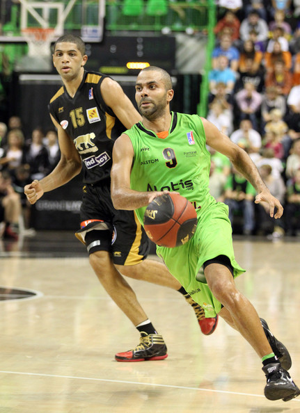 Happy birthday Tony Parker:
vintage pic vs Nic Batum, in Asvel vs Nancy on LNB  , during the 2011 NBA Lockout. 